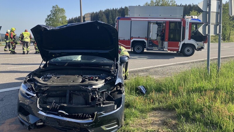 Die Autofahrer wurden leicht verletzt in Krankenhäuser eingeliefert.