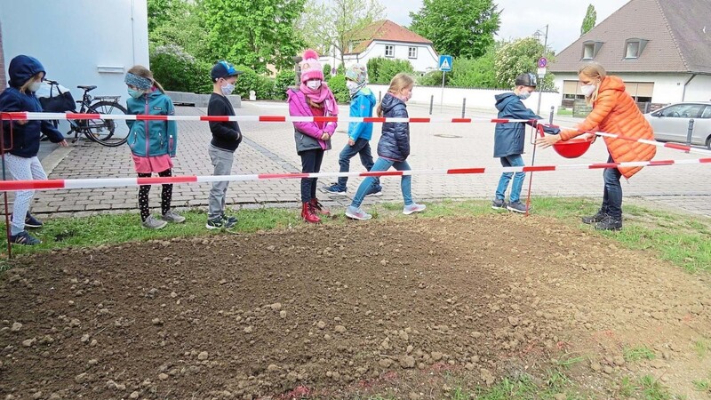 Unter Anleitung von Monika Lemberger säten die Schulkinder die Blumenmischung aus.