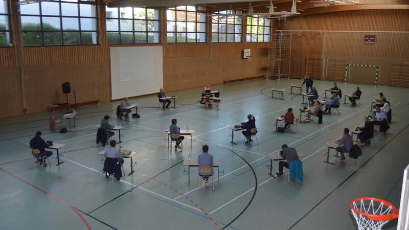 Coronabedingt tagte der Gemeinderat in seiner jüngsten Sitzung erstmals in der Zweifachturnhalle.