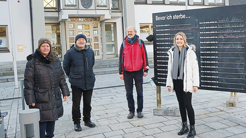 Lisa Friedel (2.v.r.) hat die Aktion "Before I die" nach Ergolding gebracht, Gabriele Gaudlitz (v.l., Koordinierungsstelle für Senioren-Angelegenheiten in Ergolding), Kunibert Herzing (Vorsitzender Hospizverein Landshut), Rudi Amannsberger (Gemeinschaft christlichen Lebens München) und Bürgermeister Andreas Strauß haben sie dabei unterstützt.