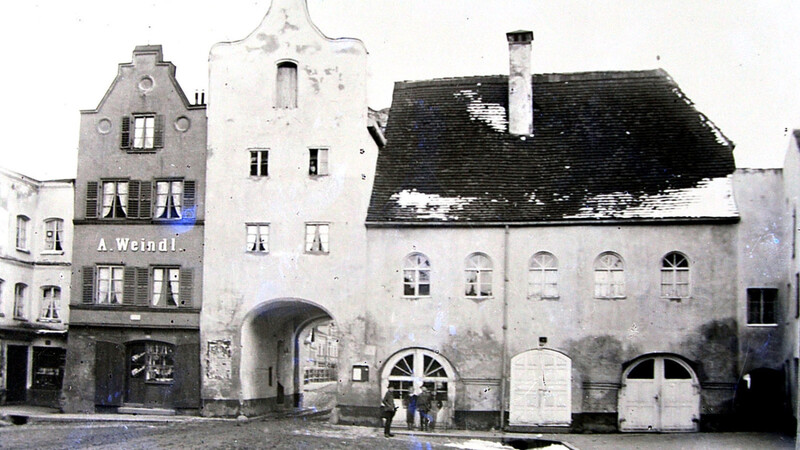 Eine Ansicht des Vilsbiburger Stadtplatzes, die heute die meisten nicht mehr erkennen würden: Bis 1903 stand am Unteren Ende des Stadtplatzes ein zweites Tor, das den Platz zu einem abgeschlossenen Areal machte. Den Abriss bejubelten Teile der Bürgerschaft und freuten sich über die "Vilsfreiheit", den ungehinderten Blick vom Stadtplatz auf die Vils. Kritische Stimmen sahen aber schon vor 117 Jahren im Verschwinden des zweiten Torturms eine zu große Veränderung des historischen Stadtbildes. Im Rahmen des Tags des offenen Denkmals wird auch an dieses heute nicht mehr existierende Gebäude in der Stadt erinnert.