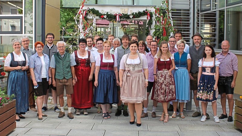 Die Mitarbeiter des Rathauses stellten sich in Tracht auf.