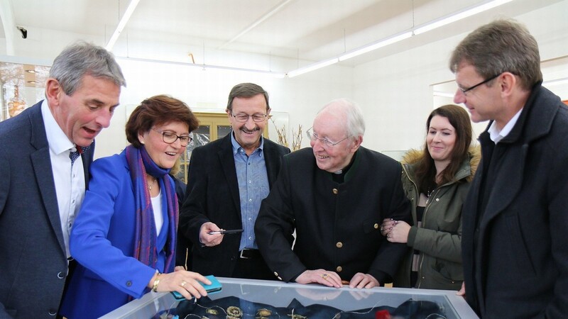 Hoher besuch im wasserschlosse: (v. l.) Bürgermeister Franz Hofstetter, Dr. Anneliese Mayer, Konrad Karbaumer, Friedrich Kardinal Wetter, Gabi Loicht und Edson Schumacher.