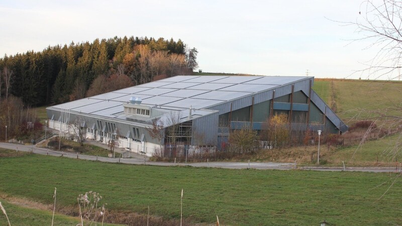 In der Eishalle in Regen soll ein Corona-Impfzentrum entstehen.