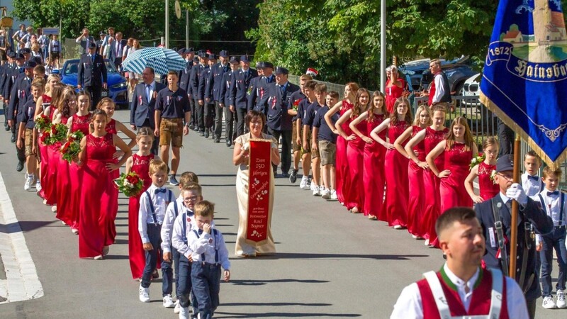 Der Festzug mit dem Festverein, der Feuerwehr Hainsbach