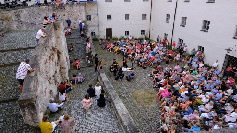 Über 200 Gäste kamen kostenfrei zur Hochzeit und genossen auf ungewöhnlichen Theaterplätzen die Aufführung.