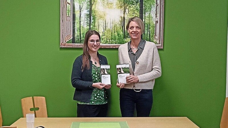 Katrin Löffler (l.) und Karin Seeger sind mit dem bisherigen Verlauf der Fortbildung zufrieden.