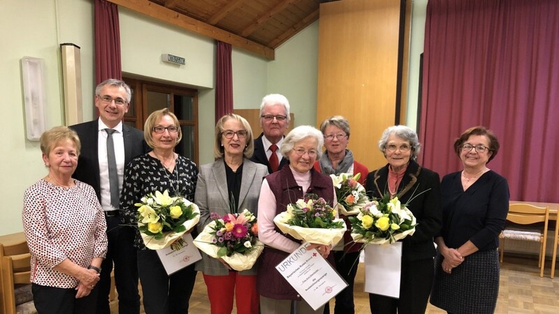 Sozialdienstleiterin Christl Wissinger (links) mit den geehrten Ehrenamtlichen und den Ehrengästen.