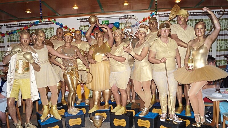 Goldene Zeiten beim Mitterdorfer Sportlerball. Als beste Gruppe wurden die "Pokale" gekürt.