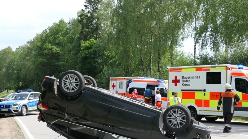 Der schwarze Ford C Max überschlug sich und kam erst weit entfernt hinter der Unfallstelle auf dem Dach auf.