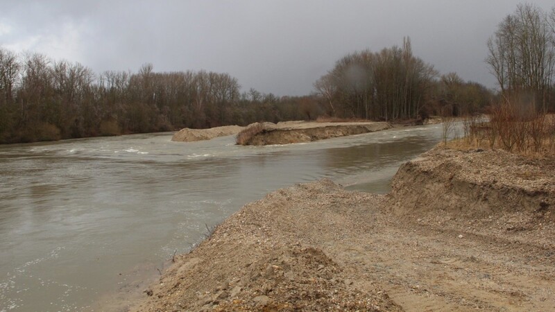 Die Isar hat sich schon jetzt ihren Weg in den neuen Seitenarm gebahnt.