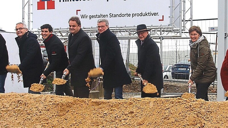 Iggensbachs zweiter Bürgermeister Reinhard Feilmeier (v. l.), Stefan Gigl (Firma Karl), Niclas Schwinke (Hinterschwepfinger), Peter Schmid (Regierung von Niederbayern), Landrat Bernd Sibler, Bürgermeister Wolfgang Haider, MdL Rosi Steinberger, MdB Rita Hagl-Kehl, Franz-Josef Feilmeier und MdB Muhanad al-Halak beim Spatenstich.