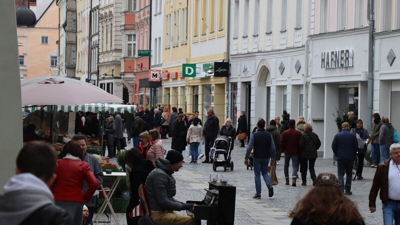 So voll hat man den Stadtplatz in den vergangenen Jahren am Karsamstag nicht gesehen.  Foto: