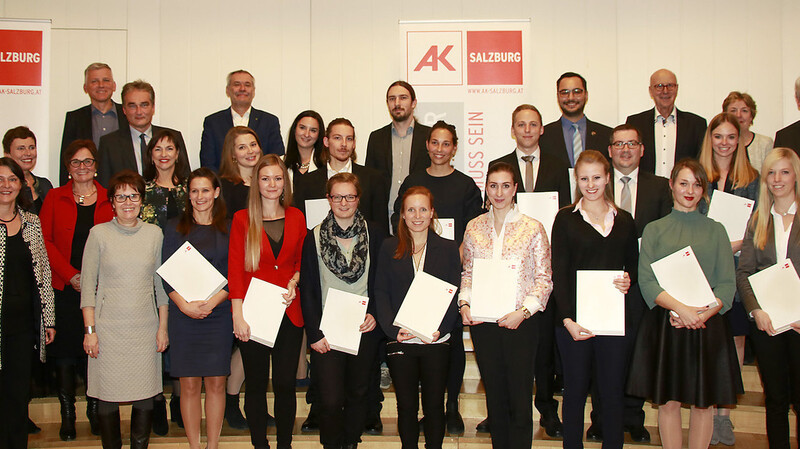 Die Straßkirchenerin Bettina Grotz (vordere Reihe, 2.v. rechts) hat den Wissenschaftspreis der AK Salzburg gewonnen.