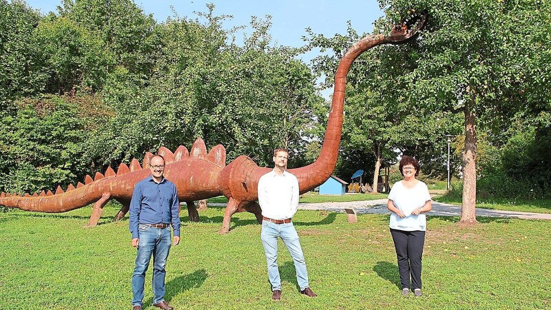 Vorstellung der Internetseite "Kunst in Niederbayern" von Dr. Laurenz Schulz, Kulturreferent im Bezirk Niederbayern (Mitte) und Kreisheimatpfleger Florian Jung sowie Bürgermeisterin Liane Sedlmeier vor dem Stadtpark-Dino, der bei Kunst in Park den Anfang machte.