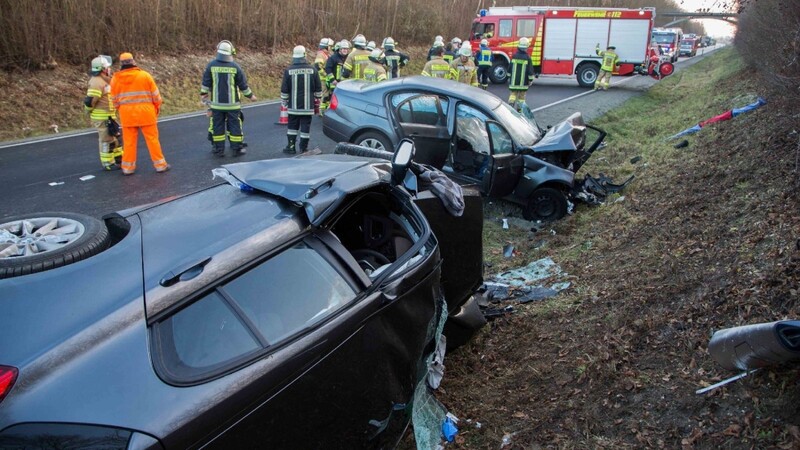 Bei einem schweren Unfall auf der B20 bei Pilsting sind am Mittwoch drei Personen verletzt worden.