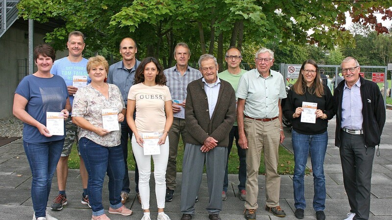 Hendryk Kusin (r.) vom BLSV überreichte die Deutschen Sportabzeichen an die erwachsenen Sportler.