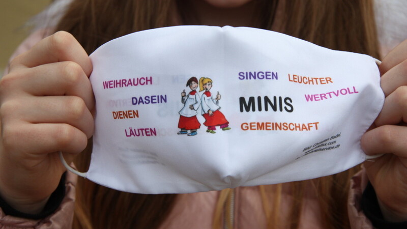 Nur mit Mund-Nase-Schutz ist der Dienst in der Kirche erlaubt. Dafür haben die Ministranten eigens Masken gespendet bekommen.