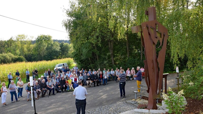 Zahlreiche Gläubige nahmen an der Sternwallfahrt und der Andacht am Licht-Schatten-Kreuz teil.