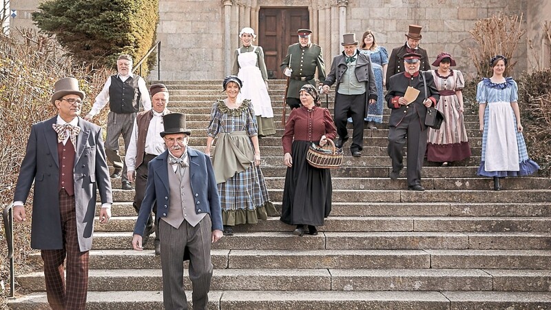 Fast täglich treffen sich die Mitwirkenden zur Theaterprobe in Windberg an der Freitreppe vor der Pfarr- und Klosterkirche. Hier ein Motiv vom Fotoshooting für das Werbeplakat.