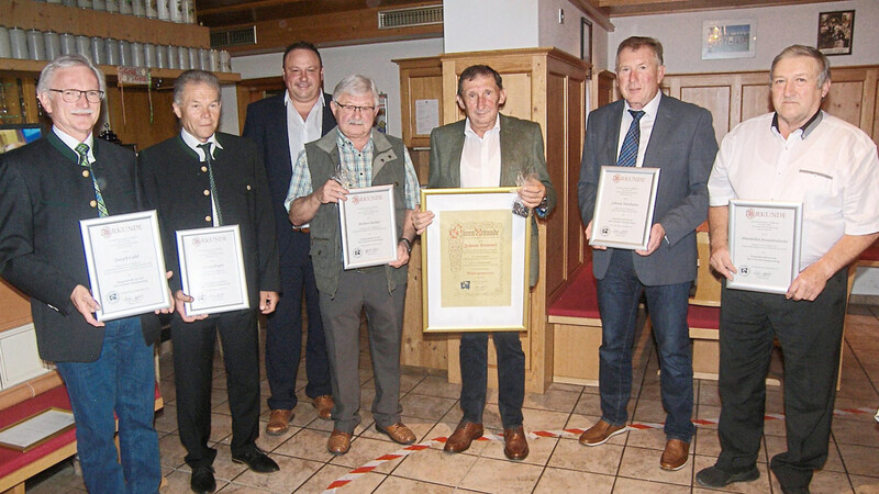 Joseph Loibl, Georg Berger, Bürgermeister Martin Englmeier, Herbert Stoiber, Johann Tremmel, Hans Hambauer und Max Rauschendorfer Senior (von links).