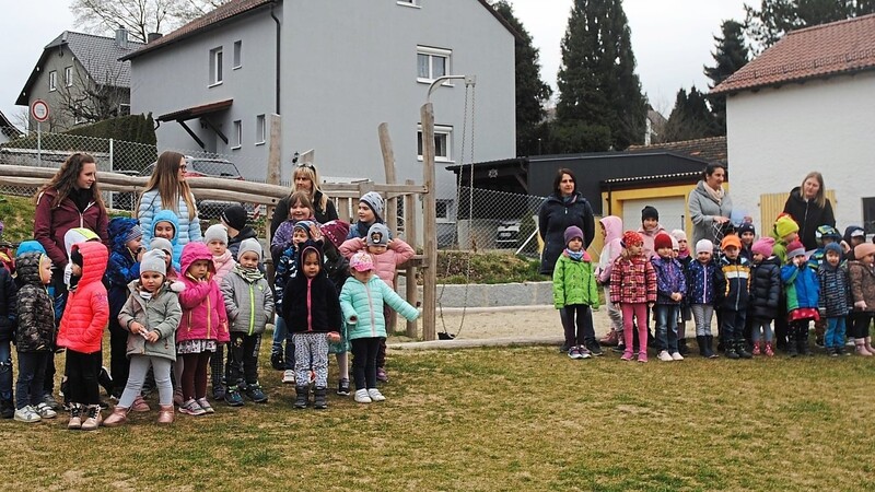 Auf dem Spielplatz des Kindergartens Regenbogen gibt es viel zu entdecken.