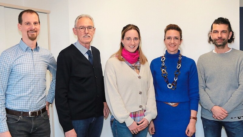 Bianca Lengfeld (Mitte) wurde als neue Jugendsozialarbeiterin an der Grundschule Mauern begrüßt: (v. l.) Sachgebietsleiter der JaS Michael Scheumann, Bürgermeister Georg Krojer, Schulrektorin Claudia Glatter und Franz Kratzer vom Elternbeirat.