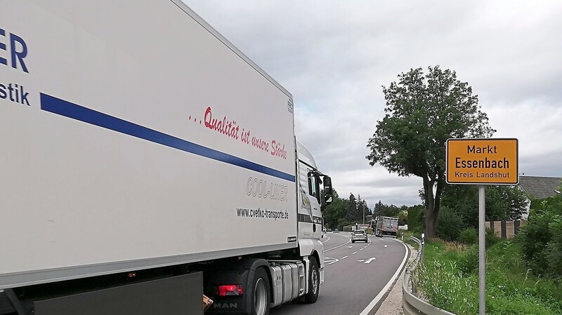 Auch wenn nach der Eröffnung der B 15 neu bereits viele Lkw-Fahrer Richtung A 92 abbiegen, sind auch noch einige in der Straubinger Straße in Essenbach unterwegs. Am Wochenende sind auch vermehrt Urlauber unterwegs, wie Anwohner berichten.