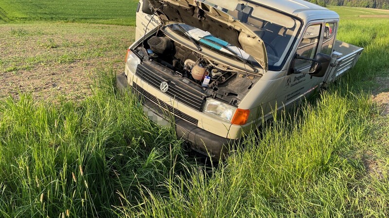 Im Graben kam der VW-Transporter zum Stehen.