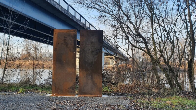 Die Stelen unter der Osttangenten-Brücke.