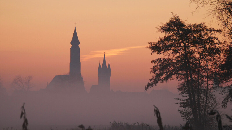 Mystisch oder ein bisschen bedrückend, je nach Einstellung, kann der Nebel in der Stadt wirken.