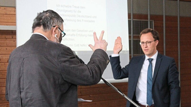 Der neue Bürgermeister Florian Hölzl (r.) schwur am Dienstag den Amtseid.