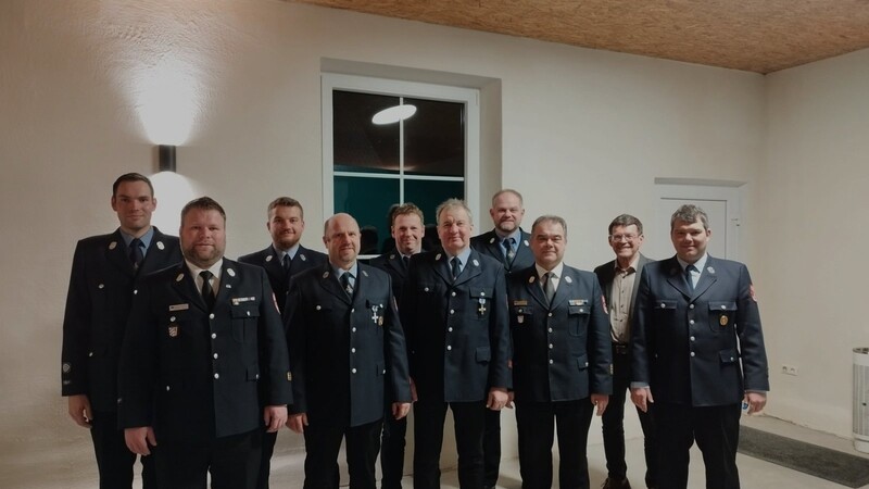 Die Geehrten Stefan Nothas, Peter Tafelmeier und Peter Oberhofer (4., 5. und 6. v.l.), Martin Hartauer und Johannes Steckenbiller mit (v.l.) Kommandant Michael Hagn, KBM Matthias Wagner, Michael Schwaiger, zweitem Kommandant Thomas Faltermeier, KBI Karl Hahn, Bürgermeister Radlmeier und Vereinsvorsitzendem Martin Lohmaier.