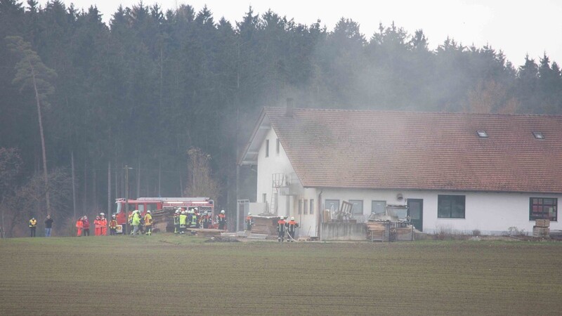 Ein Glutnest im Sägespänesilo einer Schreinerei hat am Sonntagmorgen einen Großeinsatz bei Vilsbiburg ausgelöst.