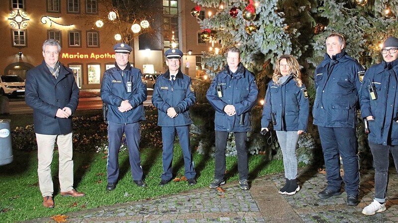 Bürgermeister Hans Schmalhofer (v. l.), Polizeioberkommisar Wolfgang Klampfl, Erster Polizeihauptkommisar Elmar Kastl, Martina Greinwald, Petra Ketzer, Heiko Schwaiger, Berke Aksoy haben ein gemeinsames Ziel: die Isarstadt noch sicherer zu machen. Sabine Siedler und Rudolf Helmel, ebenfalls Mitglieder der Sicherheitswacht, konnten aus persönlichen Gründen nicht am Termin teilnehmen.