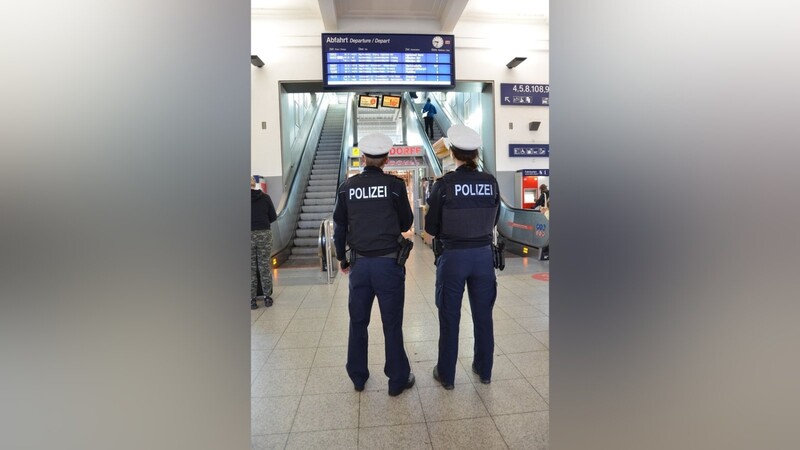 Die Bundespolizisten fanden die Minderjährige apathisch in der Bahnhofshalle vor.