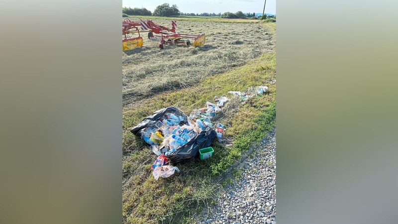 Den großen Sack mit Plastikmüll am Rand einer Wiese hat Landwirt Franz Schreyer entdeckt und schließlich entsorgt.