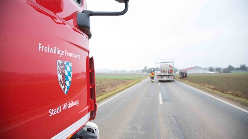 Die Feuerwehr musste im Landkreis Dingolfing-Landau ausrücken, um ausgelaufenes Öl zu binden. (Symbolbild)