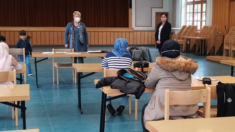 Auftakt zur zweiten Kursstaffel "Integration und Deutsch für Frauen" im Pfarrsaal Bodenmais mit Monika Kraus vom Jobcenter und Maria Wölfl, die zusammen mit Monika Wölfl diese Ausbildung leitet.