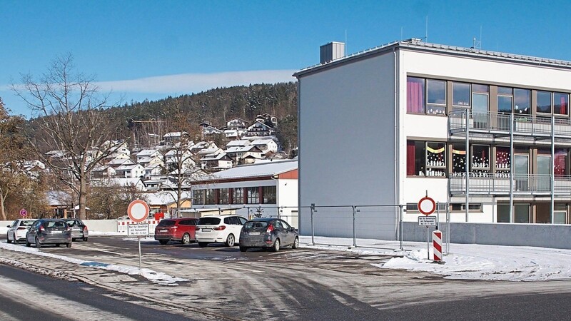 Im Zuge des Kanalbaus in der Bahnhofstraße wird im Bereich des Parkplatzes ein Pumpschacht eingebaut .