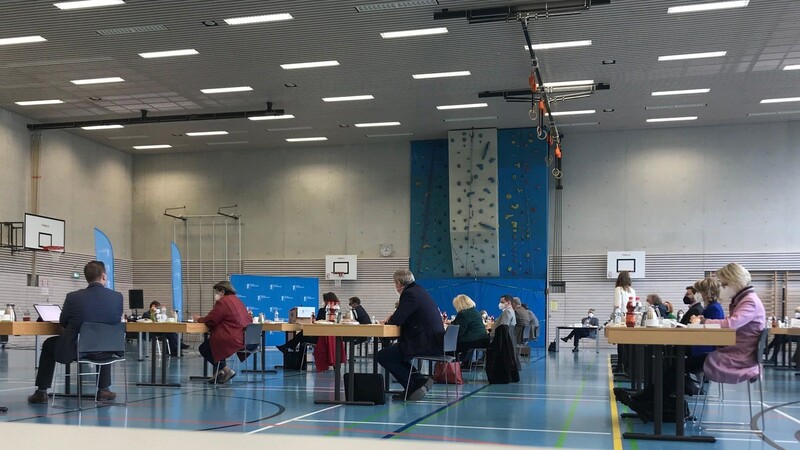 Pandemie-konform: In der Turnhalle des Instituts für Hören und Sprache Straubing tagte der Bezirkstag.