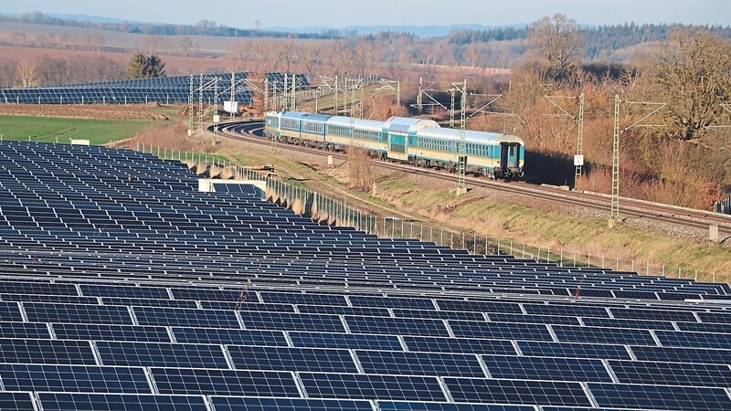 Viele Flächen entlang der Bahnlinie sind auf dem Gebiet des Marktes Schierling bereits mit PV-Anlagen bebaut. Eine Gesetzesänderung macht die Errichtung von Freiflächenanlagen für die Antragsteller nun leichter. Das vom Markt erstellte Standortkonzept wird damit allerdings hinfällig.