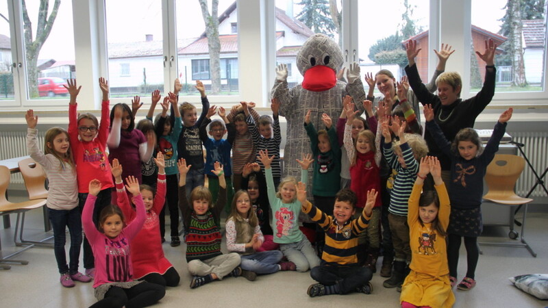 Die Vorschulkinder des Kindergartens Sossau zusammen mit Einrichtungsleiterin Anna Belghouthi (hinten, 2.v.r.) und den Schulkindern aus Parkstetten mit Lehrerin Ilse Heigl (hinten rechts) und Paula Print.