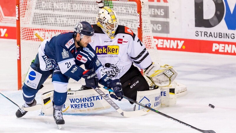 Straubings Kael Mouillierat (l.) vor Krefelds Keeper Sergei Belov