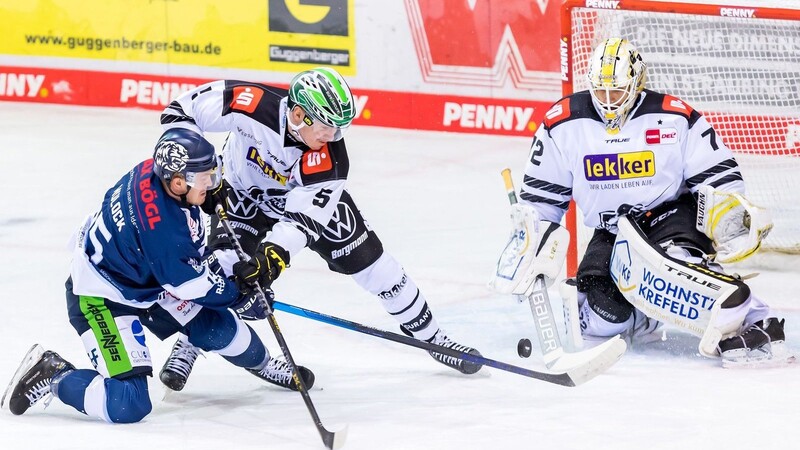 TJ Mulock (l.) wird von Arturs Kulda abgedrängt.