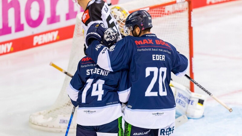 Travis St. Denis und Andreas Eder bejubeln das zwischenzeitliche 2:1.