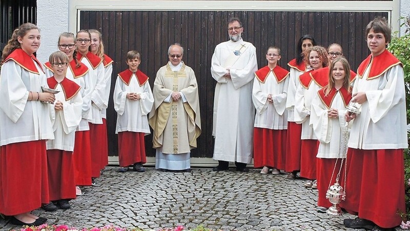 Pfarrer Reinhold Wimmer (hier bei der Feier seines 40. Priesterjubiläums mit Diakon Anton Laufer und den Ministranten) geht in den wohlverdienten Ruhestand. Die Pfarrei richtet am Sonntag die Verabschiedung aus.