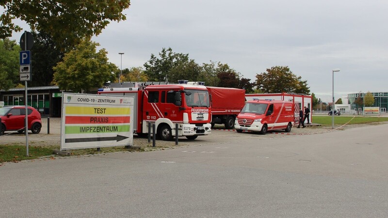 Das neue Covid-19-Zentrum Am Hagen: In der ehemaligen Zulassungsstelle (links im Hintergrund) befindet sich jetzt die kommunale Impfstation, direkt daneben wird die kommunale Teststation eingerichtet. Am Donnerstag wurde schon fleißig daran gearbeitet, am Montag soll sie hier in Betrieb gehen.