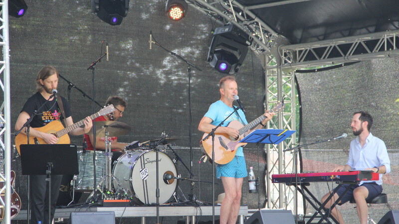 Willy Astor mit Badehose und barfuß bei seinem Kinderprogramm.  Fotos: