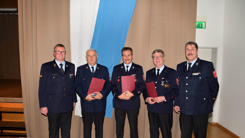 Kreisbrandrat Manfred Danner (l.) und Kreisfeuerwehrverbandsvorsitzender Michael Hinterholzer (r.) gratulierten den Geehrten (v. l.) Reinhard Heilmeier (Giggenhausen), Andreas Eisenmann und Helmut Eckert (Pulling).